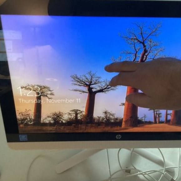 HP 22 - b013w All-In-One Desktop - Picture 4 of 8